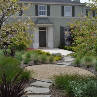 Kaip sukurti gražų kiemą be vejos? Idėjos ir sprendimai moderniam sodui